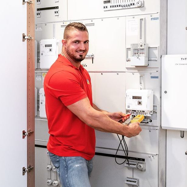 Der Smart Meter Rollout hat offiziell gestartet. Erste Impressionen von der Smart Meter Installation.
Alles wissenswertes über Smart Meter findest Du auf unserer Webseite unter: 
https://ewh.ch/strom/smart-meter
#smartmeter #rollout #intelligent #stromzähler #innovativ #technologie #zukunft #smartgrid #stromverteilnetz #flächendeckend #glasfasernetz #energienetz #zähler #monteur #installation #ewh #ewhoefe #hoefe.