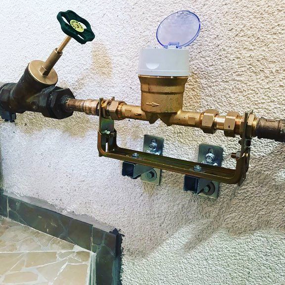 💧⏱Spannungsfreie Montage eines Wasserzählers mittels Wasserzählerbügels. 💧⏱ 🆘Besondere Herausforderung🆘:
Die Hauptwasserleitung liegt an der Wand im Treppenabgang -dadurch nur bedingter Platz zur Montage des Bügels.
✅Lösung✅:
Mit Hilfe von Wandkonsolen haben wir eine optimale und vorallem platzsparende Möglichkeit der notwendigen Umbaumaßnahme getroffen.
DANKE an unseren Nils für die Bilder 📸
#lösungsorientiert #kundenfreundlich #wasserzähler #Montage #spannungsfrei #wasserzählerbügel #bruderundfeuchtgmbh #frankfurt #frankfurtammain #handwerk #kundendienst #dashandwerk #mainova #wandkonsole #lustaufhandwerk #läuft #lookslikeart #prohandwerk #wasserleitung @bruderundfeuchtgmbh @mainovaag.