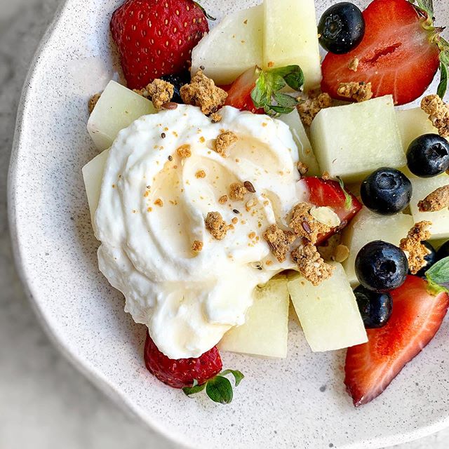 Apaaaa y con estos calorones, desayuno perfecto de miércoles = mitad de semana bebe🤪
Acá va con tutti color, simpleza y amor 💕
- Yogur Griego @kaynak_yogur_griego
- Fruta
- Granola
= TODO ESTA BAJO CONTROL
Vos cómo empezas tu day?
•
•
•
#fitlife #health #foodie #eatclean #wednesday #blogger #healthy #clean #eat #fit #life #amazing #instafit #food #foodblogger #picture #fitgirl #fitfam #health #fitspo #power #lifestyle #cleaneating #foodporn #fruit #rainbow #natural #colour #breakfast #morning #time.