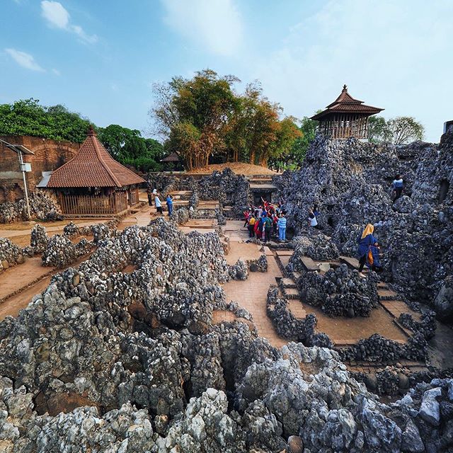 Yang aku ndak paham di gua Sunyaragi itu adalah apa namanya struktur seperti karang ini? Ndak ketemu pemandu saat di sana dan belum nemu referensi yang bercerita tentang ini.
.
Batu karang ini ada di keraton kasepuhan juga. Ada yang bisa bantu jelaskan kah? @explorecirebon @genpicirebon mungkin?
.
Terima kasih! #Cirebon
#CitilinkTerbangkeKertajati #linkers #travel #OMD #EM1MarkII with #714 F2.8 #prolens #zuiko @olympus_occi_id with external flash.