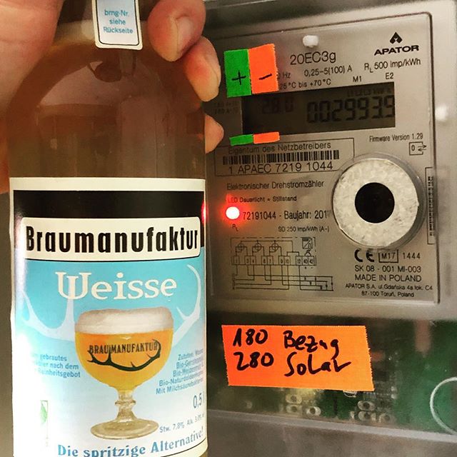 #11Monate ist meine #Photovoltaikanlage nun am Start und hat für @e.on_se #avacon fast #3000kw überschüssigen Strom produziert, insgesamt 2,8Tonnen #co2 vermieden und ist damit ein #Umweltschützer 🙃 Darauf ein #Bier, das #weiße der #BraumanufakturPotsdam. #DasBier riecht hefig, ist ungefiltert bzw. naturtrüb und in erster Linie sauer, so sauer das es einem das Gesicht verzieht. Unten sieht man auch noch Reste der Hefe umherschwirren. Der Slogan lautet: #diespritzigeAlternative, aber um wirklich spritzig zu sein, wäre weniger sauer besser. Ich mag den #Bügelverschluss an der Flasche! Es ist süffig und schmeckt und hat für nur 7,8 Plato Stammwürze sogar Geschmack und Würze. Mit 3% Alkohol natürlich ein Leichtgewicht, aber es muss nicht immer nur im Kopf brummen🍺#berlinerweisse #berlinerweisseohneschuss #germanbeer #germancraftbeer #deutschesBier #bierinderhand #beerinmyhand #biervielfalt #biergenuss #braumanufakturforsthaustemplin #forsthaustemplin #stromzähler #leckerbier #bierliebe #ökobier #biobier #bierbierbier #eonavacon.