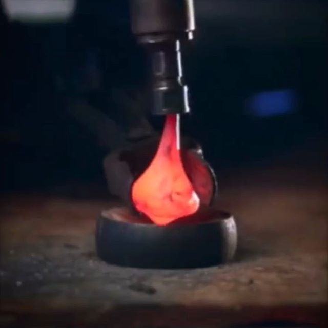 How blacksmiths have fun! Spinning a top at 10000RPM while 2000 degrees hot 🔥 @timothy.dyck
⠀⠀⠀⠀⠀⠀⠀⠀⠀
Een tolletje op 10000RPM laten draaien wanneer deze 2000 graden is
⠀⠀⠀⠀⠀⠀⠀⠀⠀⠀⠀⠀⠀⠀⠀⠀
#knife #knifes #knifemaking #knifemaker #knifeporn #knifelife #knifesales #knifefanatics #knifephotography #knifepics #messen #mesmaken #messenmaker #messenmakers #messenmaken #forge #blacksmith #123smeden #smeedoven #meltingpot #smeltoven #follow4followback #followforfollowback #follow4follows #like4likes #farrier #farriertools #farrierlife.