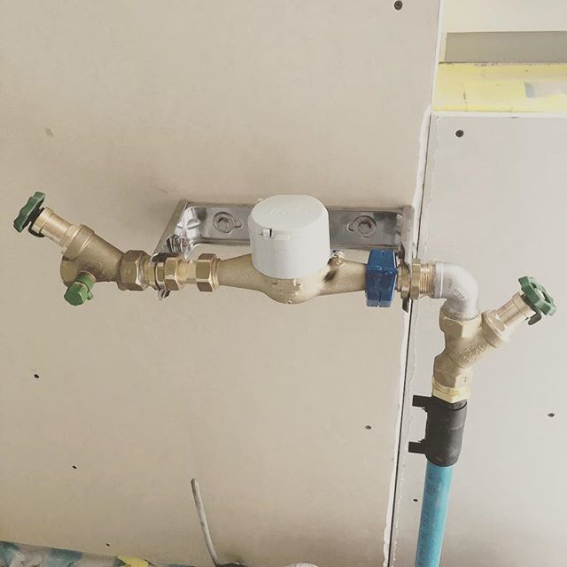 Tadaaa🎉 Seit gestern haben wir dann auch mal Wasser im Haus😊❤️
#wasseranschluss #wasserzähler #hausbau2018 #fertighaus #hausbauliebe #wasser #anschlüsse #hausblog #hausblogger #hausbau #bauherren2018 #bauherrin #bauherr #selfmadeinnenausbau #massahaus2018 #massahaus #wasserwerk.