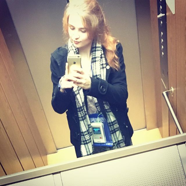 Neulich im Fahrstuhl😂👌🏻💞#Fahrstuhl #Selfie #überwachungsgerät #aufdemwegnachdraußen #wintermantel #schaal #langeweilelebt #iphonegold #HGZ #badbevensen #Piercings #instagood #picoftheday #likeforlike #instalike #instamood #instagirl #sweetbutpsycho #goodnightmyfriends 🌙✨😴💖.