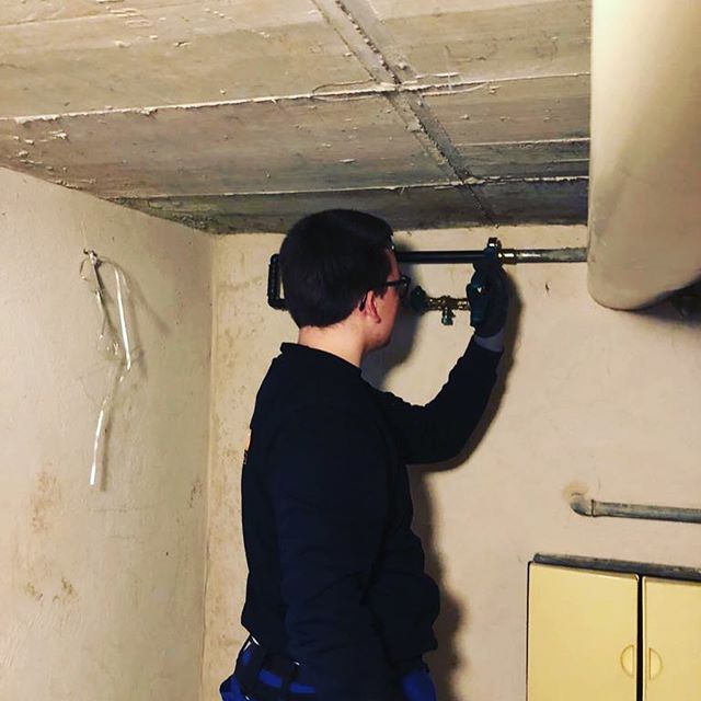 🤘🏼👨🏽‍🔧 AZUBI  IN  AKTION 👨🏽‍🔧🤘🏼 Letzte Woche hat Max einen Wasserzähler mit Absperreinrichtung und Entleerung für die Außenzapfstelle montiert.
Herzlichen Glückwunsch für so viel Eigenständigkeit, weiter so ! 👍🏼
#azubi #azubiinaktion #wasserzähler #montage #dashandwerk #lustaufhandwerk #istdasnochhandwerk #bruderundfeuchtgmbh #wirbildenaus #aberrichtig #lika #sanitär #Heizung #Handwerker #geselle #aussenzapfstelle #entleerung #frankfurt #frankfurtammain #meister #workworkwork.