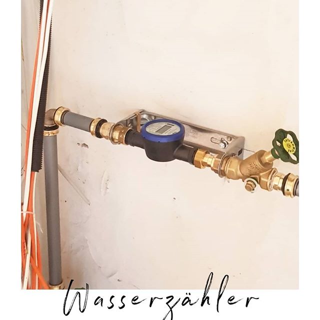 Huhu 🌿
Manchmal glaub man seinen Augen nicht. Gestern hatte ich mit unserem Sanitäter telefoniert, dass er ja diesen Antrag bei den Stadtwerken einreichen muss (ich berichtete) und er versprach mir ihn abends zu verschicken. Und gerade eben im HWR sehen wir, dass der Zähler schon installiert wurde 😳 wie schnell die bei den Stadtweken sind! Wirklich toll 😍
_________________________________
#stadtwerke #wasser #wasseranschluss #zähler #wasserzähler #überrascht
#hausbau #bau #haus #hausbauNRW #neubau #baustelle #massivhaus #steinaufstein #walmdach #bautagebuch #baustellenupdate #bauherren2019 #bauherrin #häuslebauer #traumhaus #einfamilienhaus #efh #baublog #wirbauen.