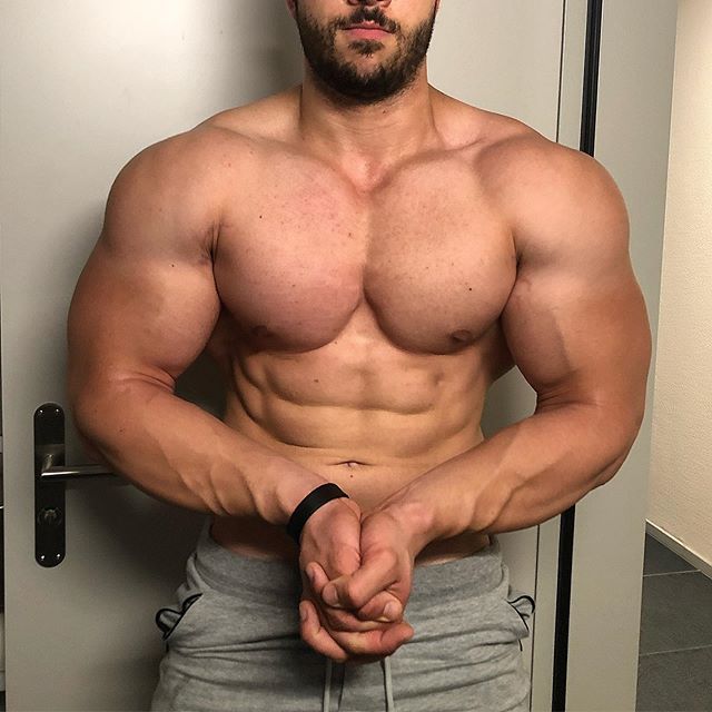 ✖️Formupdate & paar Gedanken
Letztens hab ich wieder Umfänge und Caliper-Fettfaltendicken gemessen und bin etwas erstaunt gewesen. Es scheint, als ob ich schneller/mehr Fett zugelegt habe als gedacht, auch wenns nicht gravierend ist.
Es hat mich mehr erstaunt, da ich das Gefühl hatte, dass sich optisch die Form nur milde bis gar nicht verschlechtert hat.
Meine Erklärung für diese Diskrepanz beinhaltet 2 Überlegungen:
1️⃣ Vermutlich kennen das einige von euch: Ihr startet eine Diät mit bspw. 15-16% KFA und verliert mehrere Kilos an Fett und landet bei rund 12-13% KFA. Obwohl ihr mehrere Kilos verloren habt, seht ihr zwar etwas leaner aus, aber von ripped kann man kaum reden. Dafür habt ihr weniger Volumen und seht weniger massig aus. 😄 Wenn ihr nun weiter Fett verliert, kippt es jedoch plötzlich und ihr seht - überspitzt gesagt - bei jeden 100g Fettverlust doppelt so definiert aus. Ich denke „nach oben“ verhält es sich ähnlich. Ab einem gewissen KFA (geschätzt 13%+ je nach Fettverteilung) verschlechtert sich die Form optisch nicht mehr merklich.
2️⃣ Ich habe es erstmalig geschafft wirklich mit einer konstanten Rate an Gewicht zuzunehmen. Denn in der Vergangenheit habe ich jeweils zu kurze Intervalle (v.a. Wochenschnitt) betrachtet statt gleich 3-4+ Wochen. Durch die langsame Zunahme und wetterbedingt häufigere „Selbstbetrachtung“ gewöhnt man sich eher an den Status quo. Jeder (okay nicht jeder, mein Beileid an unsere blassen/roten Freunde 😂) kennt diesen Effekt, wenn man z.B. gebräunt aus den Ferien kommt, ohne die Veränderung des Hauttons selber gross bemerkt zu haben.
___
✅ Long story short:
Ich bin absolut zufrieden wies vorangeht und wollte euch mit der Geschichte daran erinnern, dass objektive Messwerte wie Gewicht, Umfänge, Caliper und evtl. DEXA auch in der Offseason relevant sind, um die Fortschritte zu monitoren und ggf. einzugreifen. 🙂
Ich für meinen Teil werde nichts ändern, da ich dennoch vollkommen im grünen Bereich bin, was die Fettzunahme angeht. Körpergewicht war heute früh übrigens bei 102.0kg (highest weight in). DEXA Scan ist für den September geplant.
___
#monitoring #offseas #naturalbodybuildingjourney #formupdate #wnbfpro.