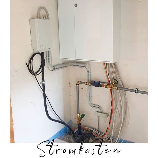 Huhu 🌿
Wir haben richtigen Strom im Haus! 😍 Der Baustrom ist abgeklemmt und wir haben einen eigenen Zähler 😊
Aber wie soll es anders sein: Anruf vom Elektiker, das Kabel für die Heitung ist weg. Wie sich dann herausstellte, ist es wohl unter der Heizung - unter dem Estrich! 🙄 Jetzt müssen die Kabel in einem Kabelkanal verlegt werden. Mehr Infos erzähle ich in der aktuellen Story 😉
_________________________________
#strom #elekrik #stromzähler #baustrom #verteilerkasten #baufail #heizung #hausbau #bau #haus #hausbauNRW #neubau #baustelle #massivhaus #steinaufstein #walmdach #bautagebuch #baustellenupdate #bauherren2019 #bauherrin #häuslebauer #traumhaus #einfamilienhaus #efh #baublog #wirbauen.