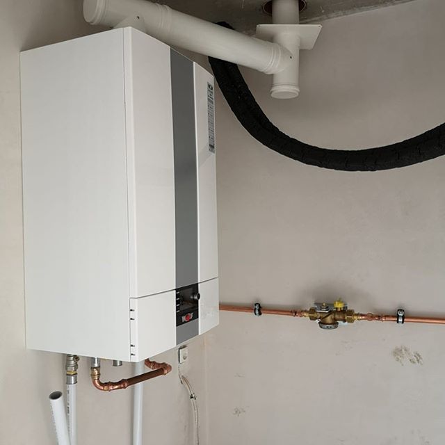 🏗 -Update 🤩 Heute kam sie endlich... unsere Heizung 😍 Was hat das jetzt gedauert. Über vier Wochen liegt der Estrich nun, aber jetzt hängt sie endlich. Leider läuft sie noch nicht, denn wir warten noch das der Gaszähler installiert wird. Wir hoffen aber dass das nun nicht mehr lange dauern wird und dann endlich das Estrich-Trocknungsprogramm gefahren werden kann 😊. Selbstverständlich halten wir euch auf dem laufenden *Werbung; selbst bezahlt*
#bauherr #bauherren #hausbau #hausbau2019 #heinzvonheiden #neubau #neubau2019 #einfamilienhaus #bauen #eigenheim #traumhaus #wirbaueneinhaus #projekthausbau #unsertraumvomhaus #newhouse #hausbaublog #hausbaublogger #baublog #massivhaus #steinaufstein #wirbaueneinhaus2019 #baubeginn2019 #bauherrenfollowtrain #ichmachsmitheinz #hausbaublog #wolfheizung #gasbrennwerttherme #gasheizung #gaszähler #heizungsanitär #heizung.