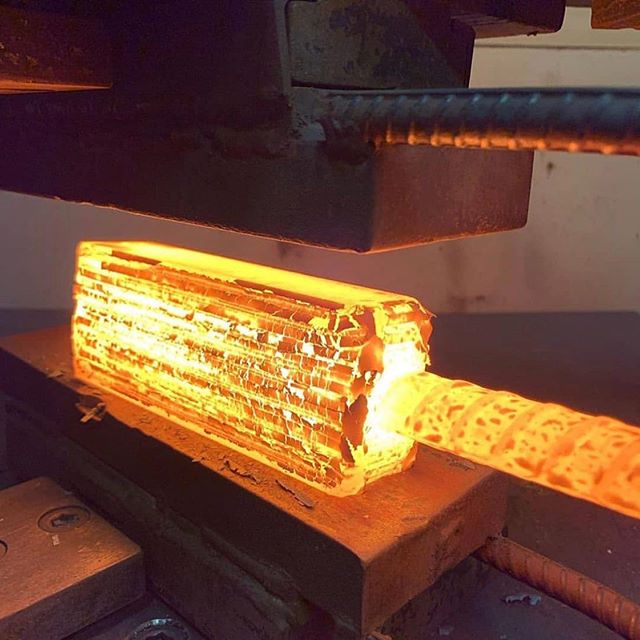 Some glowing hot metal fresh out of the oven @shokunincollab
⠀⠀⠀⠀⠀⠀⠀⠀⠀
Gloeiend heet metaal vers uit de oven
⠀⠀⠀⠀⠀⠀⠀⠀⠀⠀⠀⠀⠀⠀⠀⠀
#knife #knifes #knifemaking #knifemaker #knifeporn #knifelife #knifesales #knifefanatics #knifephotography #knifepics #messen #mesmaken #messenmaker #messenmakers #messenmaken #forge #blacksmith #123smeden #smeedoven #meltingpot #smeltoven #follow4followback #followforfollowback #follow4follows #like4likes #farrier #farriertools #farrierlife.