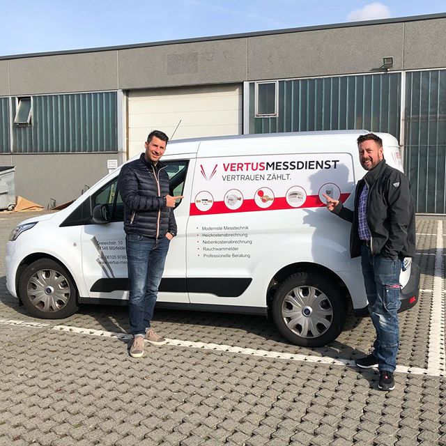 Auf allzeit gute Fahrt - endlich ist er fertig; unser VM 719 geht nun offiziell als erstes Vertus-Fahrzeug auf die Straße. Wir wünschen unserem lieben Kollegen, Dennis Kleßen, ganz viel Spaß mit seinem schicken Auto 🚗 🥰👍🏼 #vertusmessdienstgmbh #vertrauenzählt #mörfeldenwalldorf #heizkostenabrechnung #nebenkostenabrechnung #wärmemengenzähler #wasserzähler #heizkostenverteiler #fordtransitconnect #gutefahrt.