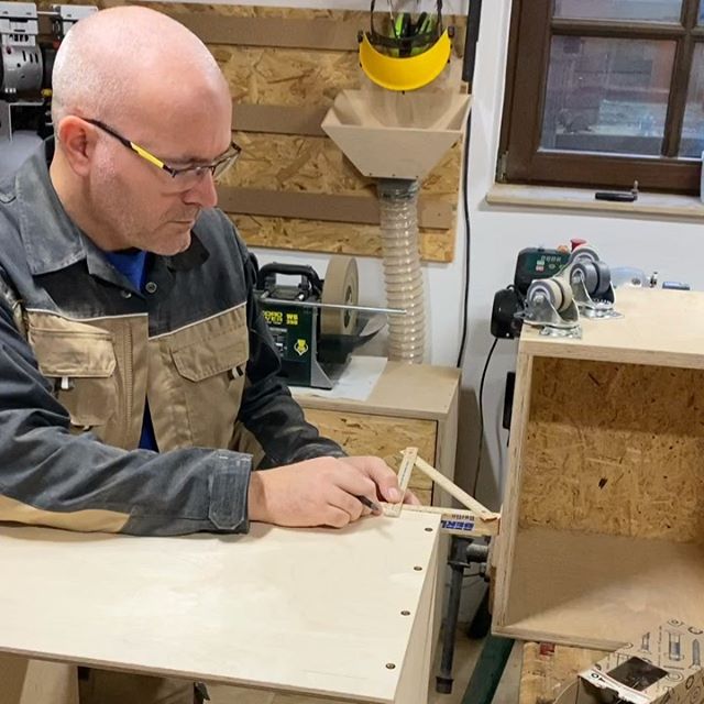 Ein Streichmaß hat jeder Handwerker dabei 😉👍 Vielleicht für den einen oder anderen ein Tipp den er noch nicht kannte?! 😊 #streichmaß #linealanschlag #tiefenanschlag #anzeichnen #parallel #einstellbar #lineal #gliedermaßstab #zollstock #immerdbei #diy #messen #zeichnen #heimwerker #woodworker #bastler #hobbybastler #holzarbeiten #wood #holz #sägen #Schrauben #bauen #Werkstatt #stefanshobbygarten.
